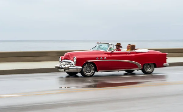 哈瓦那 2017年10月21日 古巴哈瓦那的老爷车 Pannnig 复古车辆通常用作当地居民和游客的出租车 加勒比海背景 红颜色 — 图库照片