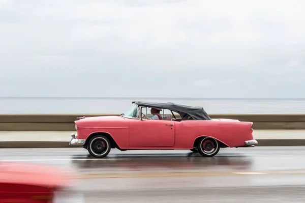 哈瓦那 2017年10月21日 古巴哈瓦那的老爷车 复古车辆通常用作当地居民和游客的出租车 加勒比海背景 泛红彩车 — 图库照片