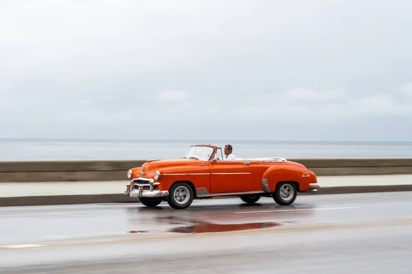 哈瓦那 2017年10月21日 古巴哈瓦那的老爷车 复古车辆通常用作当地居民和游客的出租车 加勒比海背景 泛黄彩车 — 图库照片