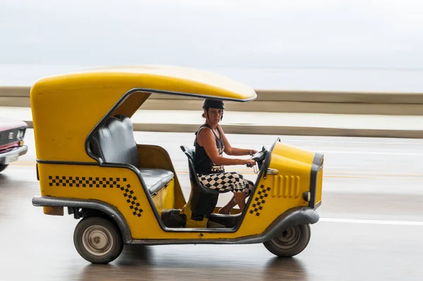 Havana Cuba Ottobre 2017 Guida Una Donna Tuk Tuk Taxi — Foto Stock