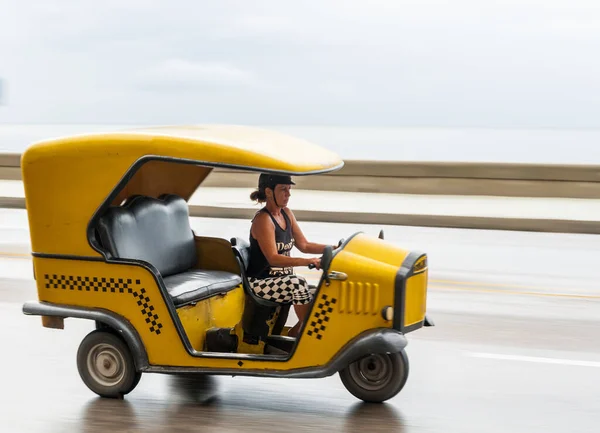 Habana Cuba Octubre 2017 Mujer Conduciendo Tuk Tuk Taxi Habana —  Fotos de Stock