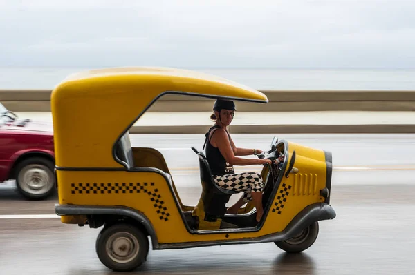 Havana Cuba Ottobre 2017 Guida Una Donna Tuk Tuk Taxi — Foto Stock