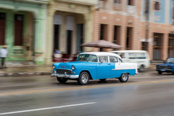 哈瓦那 2017年10月21日 古巴哈瓦那的老爷车 复古车辆通常用作当地居民和游客的出租车 泛蓝彩车 — 图库照片