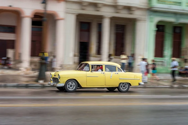 Havana Cuba 2017年10月21日 キューバ ハバナの旧車 レトロな車は通常 地元の人々や観光客のタクシーとして使用します パンニングイエローカラーカー — ストック写真