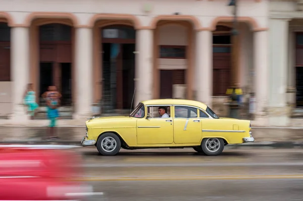 哈瓦那 2017年10月21日 古巴哈瓦那的老爷车 复古车辆通常用作当地居民和游客的出租车 泛黄彩车 — 图库照片