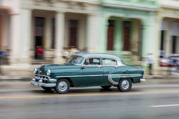 哈瓦那 2017年10月21日 古巴哈瓦那的老爷车 复古车辆通常用作当地居民和游客的出租车 — 图库照片