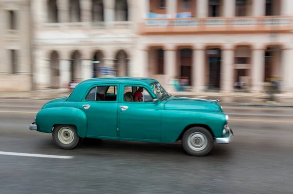Havana Cuba 2017年10月21日 キューバ ハバナの旧車 レトロな車は通常 地元の人々や観光客のタクシーとして使用します パンニングブルーカラー車 — ストック写真