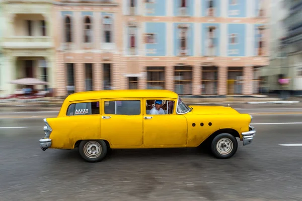哈瓦那 2017年10月21日 古巴哈瓦那的老爷车 复古车辆通常用作当地居民和游客的出租车 泛黄彩车 — 图库照片