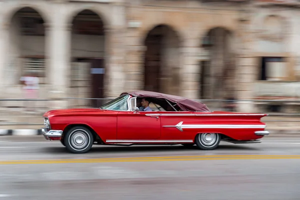 哈瓦那 2017年10月21日 古巴哈瓦那的老爷车 复古车辆通常用作当地居民和游客的出租车 泛红彩车 — 图库照片