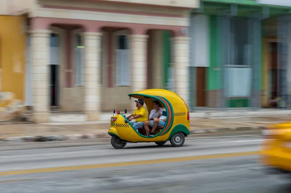 Havana Cuba Październik 2017 Tuk Tuk Taxi Hawanie Kuba — Zdjęcie stockowe