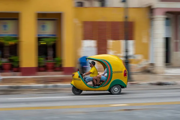 Havana Cuba Oktober 2017 Tuk Tuk Driver Vehicle Havanna Kuba — Stockfoto
