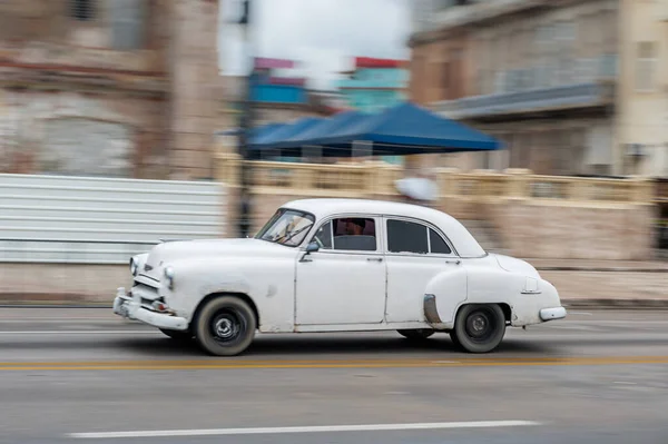 哈瓦那 2017年10月21日 古巴哈瓦那的老爷车 复古车辆通常用作当地居民和游客的出租车 泛白彩车 — 图库照片