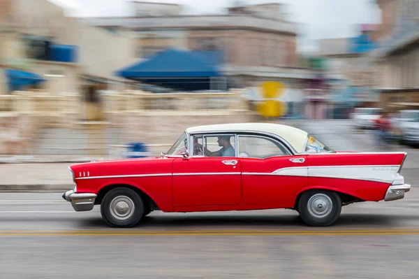 Havana Cuba 2017年10月21日 キューバ ハバナの旧車 レトロな車は通常 地元の人々や観光客のタクシーとして使用します パンニングレッドカラーカー — ストック写真