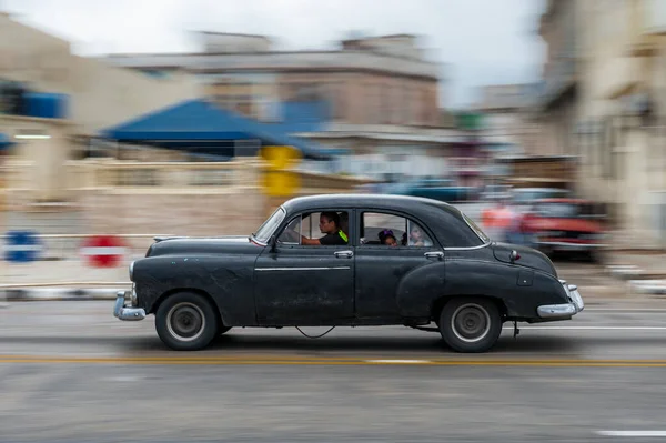 哈瓦那 2017年10月21日 古巴哈瓦那的老爷车 复古车辆通常用作当地居民和游客的出租车 潘宁黑色轿车 — 图库照片