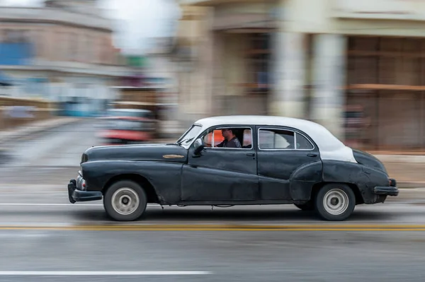 哈瓦那 2017年10月21日 古巴哈瓦那的老爷车 复古车辆通常用作当地居民和游客的出租车 潘宁黑色轿车 — 图库照片