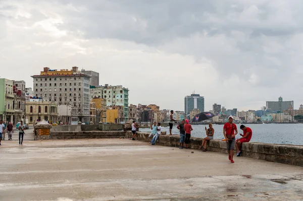 Havana Cuba 2017年10月21日 キューバのハバナにあるMalecon Avenue カリブ海を歩く人々と釣り — ストック写真