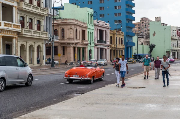 哈瓦那 2017年10月21日 古巴哈瓦那的Malecon大道 步行的人 背景中的老车 — 图库照片