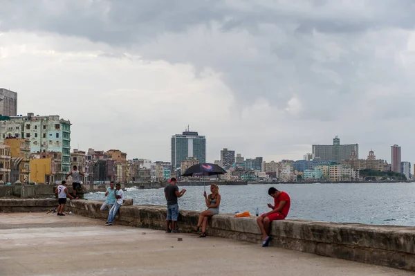 Havana Cuba Oktober 2017 Malecon Avenue Havanna Kuba Folk Går — Stockfoto