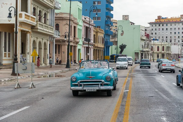 哈瓦那 2017年10月21日 古巴哈瓦那的老爷车 复古车辆通常用作当地居民和游客的出租车 背景下的加勒比海 — 图库照片