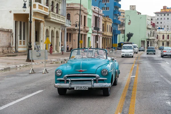 哈瓦那 2017年10月21日 古巴哈瓦那的老爷车 复古车辆通常用作当地居民和游客的出租车 背景下的加勒比海 — 图库照片