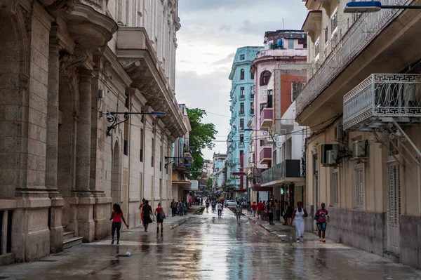 哈瓦那 2017年10月21日 古巴哈瓦那老城 当地人与建筑 — 图库照片