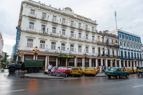 哈瓦那 2017年10月21日 古巴哈瓦那老城 本地居民及旧车建筑 — 图库照片
