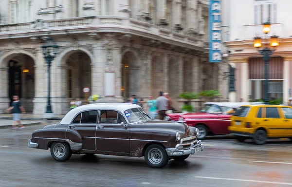 哈瓦那 2017年10月21日 古巴哈瓦那的老爷车 复古车辆通常用作当地居民和游客的出租车 Panning车 — 图库照片