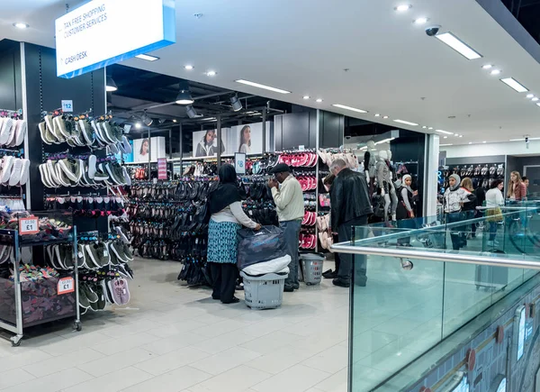 LONDRA, BİRLİK KINGDOM - 25 Eylül 2017 Londra 'daki Primark Shop. Müşterilerle iç içe..