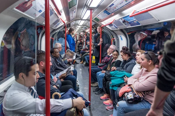 London England Σεπτεμβριου 2017 Υπόγειο Λονδίνο Άνθρωποι Στο Μετρό Τρένο — Φωτογραφία Αρχείου