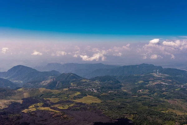 グアテマラ山の風景です パカヤ火山の隣 地面に溶岩 — ストック写真