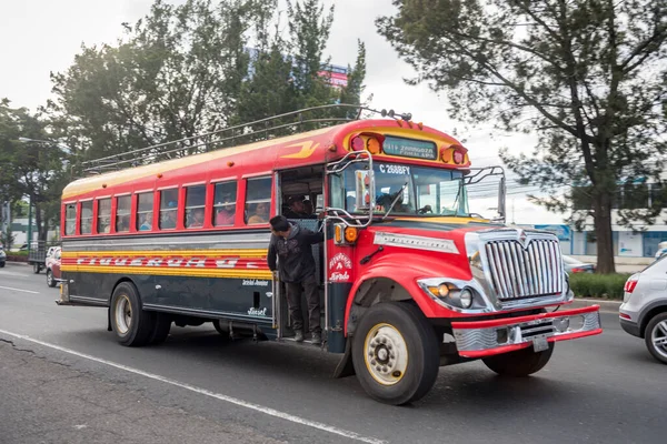 瓜特马拉 2017年11月11日 危地马拉城街交通繁忙 公共交通工具的日景 如多姿多彩的鸡巴 的士等 — 图库照片