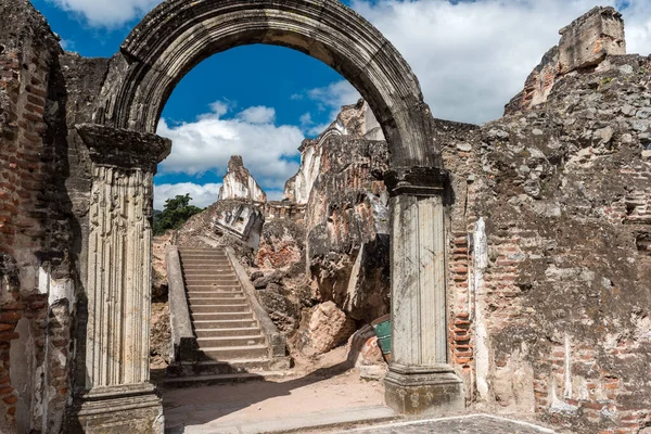 Antigua, Guetemala 'daki La Recoleccion Mimari Kompleksi. Eski bir kilise ve Recollects Tarikatı manastırı. Antigua, Guatemala 'daki bitişik park.