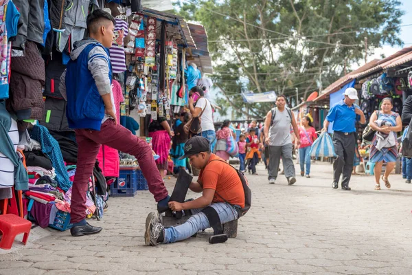 stock image ANTIAGUA, GUATEMALA - NOVEMBER 11, 2017: Huge Market in Antigua, Guatemala. Antigua is Famous for its Spanish colonial buildings. Sighseeing Place. The Buy Cleaning Shoes.