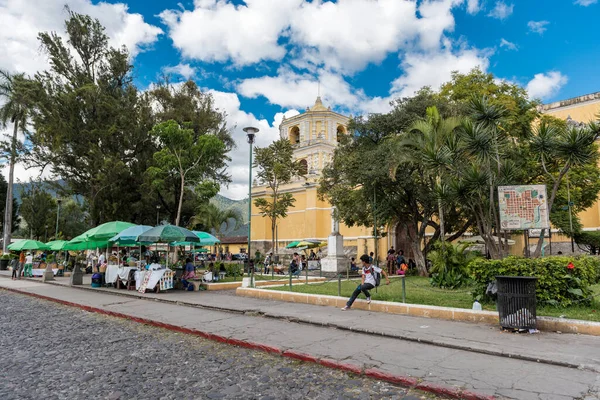 安蒂戈萨 瓜泰马拉 2017年11月11日 危地马拉安提瓜市中心 安提瓜是一个被危地马拉南部火山环绕的小城 大教堂背景 — 图库照片