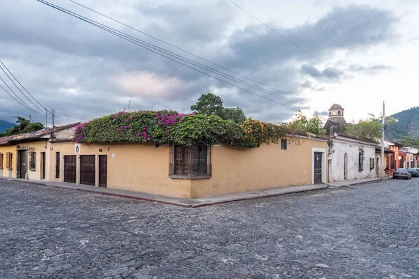 Antigua Guatemala 2017年11月11日 グアテマラ アンティグアのダウンタウン アンティグアはグアテマラ南部の火山に囲まれた小さな都市である 空の通り — ストック写真