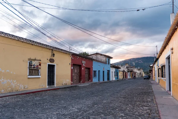 ANTIGUA, GUATEMALA - 11 Kasım 2017: Antigua, Guatemala şehir merkezi. Antigua, Güney Guatemala 'da volkanlarla çevrili küçük bir şehirdir. Boş Sokak