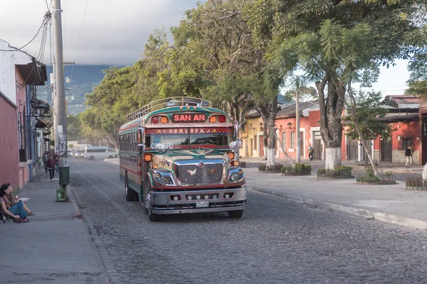 Antiagua Guatemala Noviembre 2017 Colorido Autobús Pollo Antigua Cerca Ciudad —  Fotos de Stock