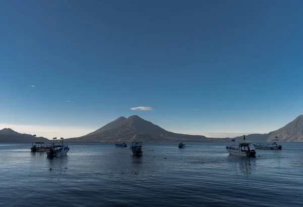 Guatemala Daki Atitlan Gölü Nde Tekneler Uzun Pozlama Arka Planda — Stok fotoğraf