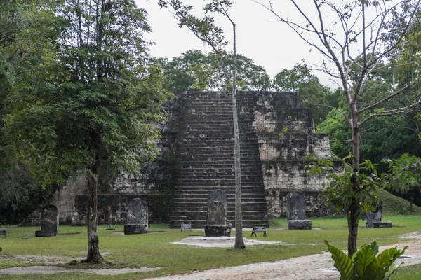 ティカル公園のピラミッドと寺院 マヤ寺院や儀式遺跡とグアテマラの観光オブジェクト ティカルはグアテマラ北部の熱帯雨林にある古代マヤ人の城塞です Complejo — ストック写真