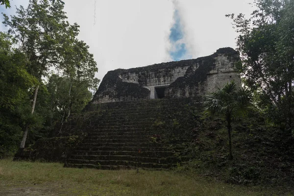 ティカル公園のピラミッドと寺院 マヤ寺院や儀式遺跡とグアテマラの観光オブジェクト ティカルはグアテマラ北部の熱帯雨林にある古代マヤ人の城塞です — ストック写真