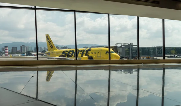 Guatemala Uluslararası Havalimanı La Aurora 'nın 22 Kasım 2017 tarihli iç kesimi. Spirit Havayolları Uçağı. Airbus A319