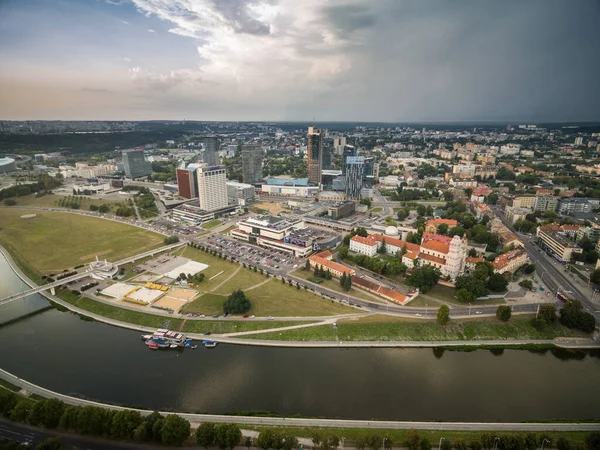 Vilnius Litwa Sierpnia 2018 Wileńska Dzielnica Biznesowa Gminą Miejską Rzeką — Zdjęcie stockowe