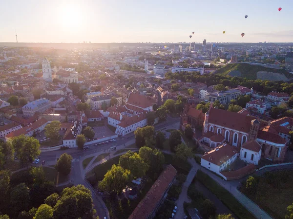 Arka planda Katedral Meydanı, Çan Kulesi ve Hava Balonları olan Vilnius Eski Kasabası