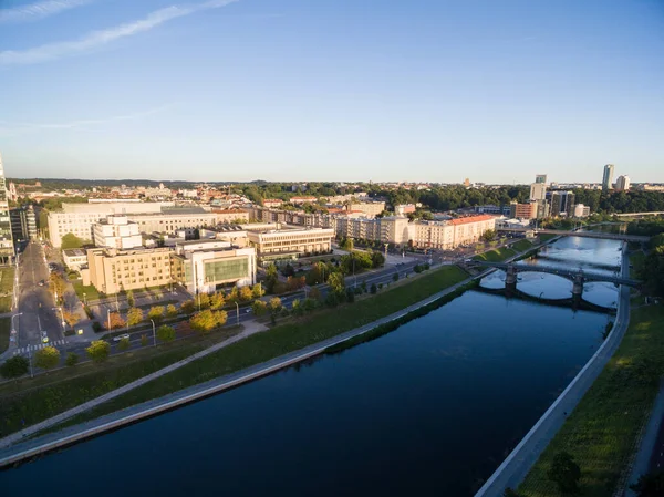 Vilnius Cityscape River Neris Λιθουανικό Κοινοβούλιο Στο Παρασκήνιο — Φωτογραφία Αρχείου