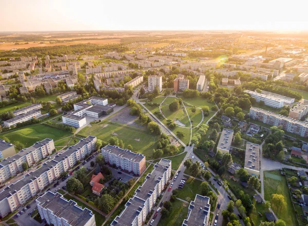 Litvanya 'daki Mazeikiai Şehir Manzarası. Arka planda Güzel Günbatımı Işığı ve Binası