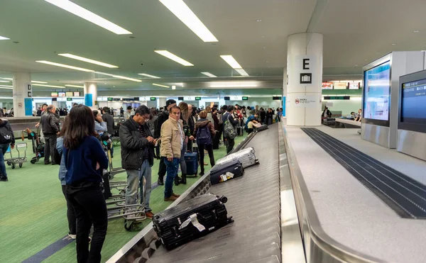 2018年11月9日 东京羽田国际机场 行李带 行李传送带 人们在等他们的行李 — 图库照片