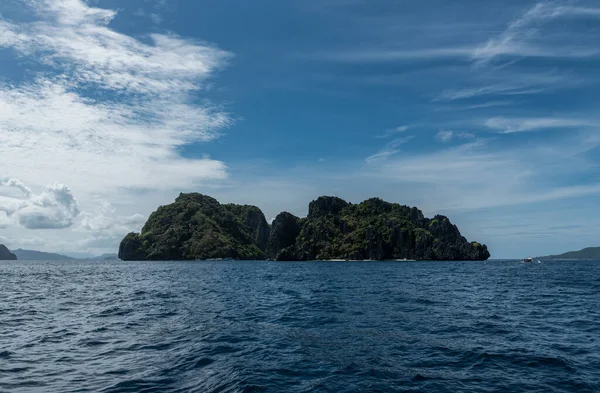 フィリピンのパラワン州エルニドの青い空と海の水 美しい景観ビュー 背景として使用できます — ストック写真