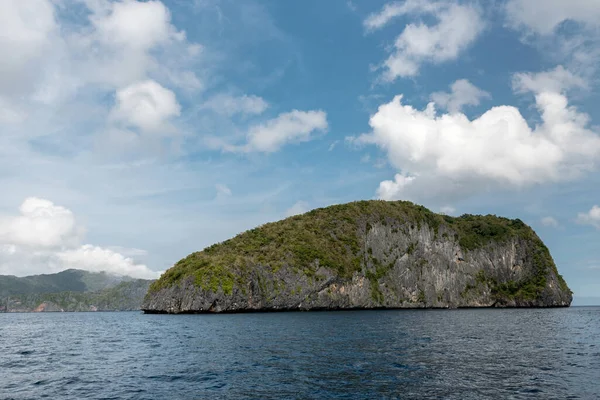 Palawan Manzarası Nido Arka Planda Okyanus Yalnız Kaya Adası Bulutlu — Stok fotoğraf