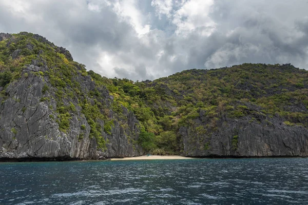 Palawan Manzarası Nido Arka Planda Okyanus Rock Adası Plajı Var — Stok fotoğraf