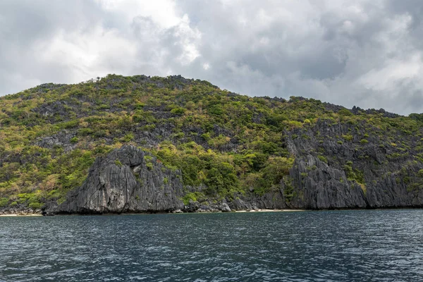 Palawan Manzarası Nido Arka Planda Okyanus Rock Adası Plajı Var — Stok fotoğraf